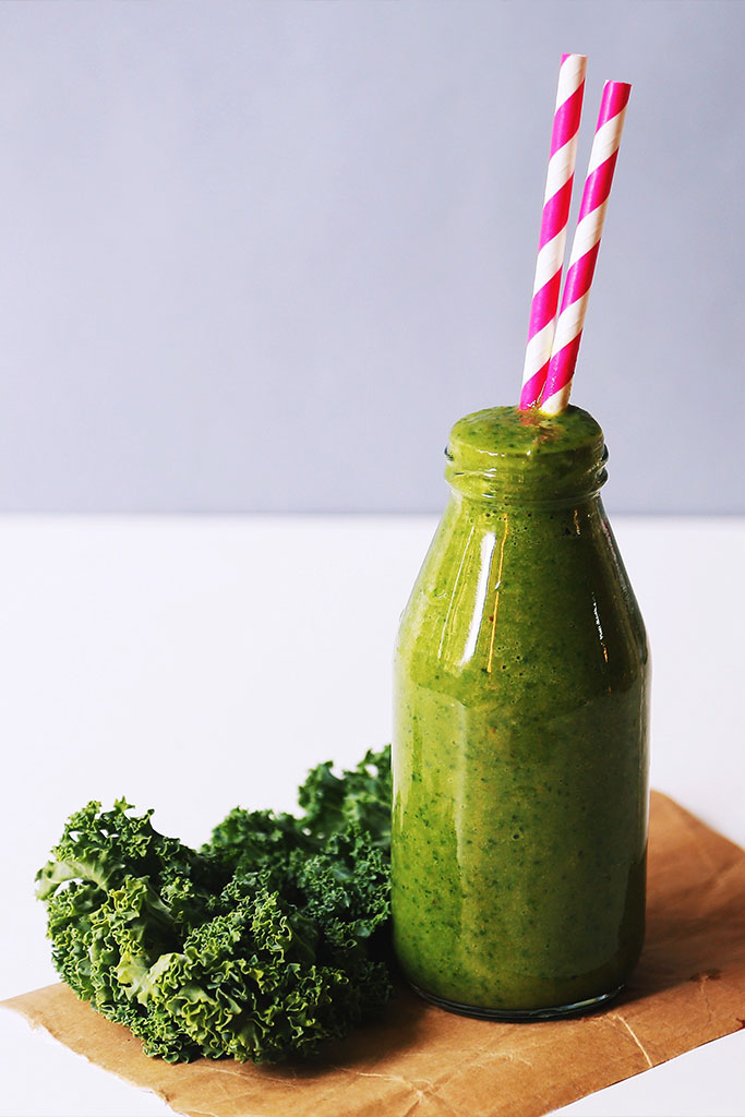 Verse groen(t)e smoothies met boerenkool. Het perfecte energiedrankje vol gezonde vitaminen, mineralen en vezels.
