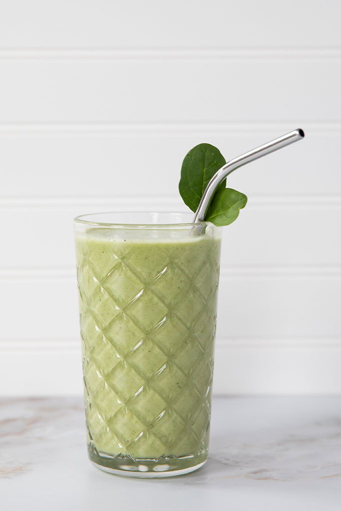 Verse groen(t)e smoothie met spinazie. Het perfecte energiedrankje vol gezonde vitaminen, mineralen en vezels.