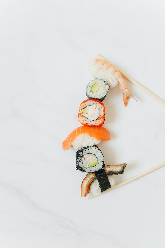 Sushi bevat veel koolhydraten door de witte rijst.