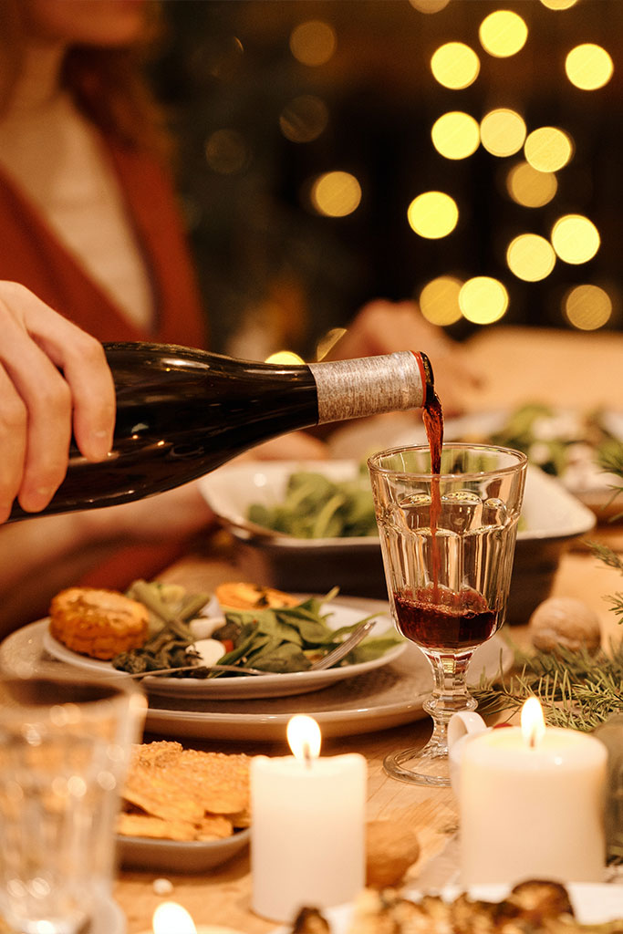 Glas rode wijn tijdens het kerstdiner