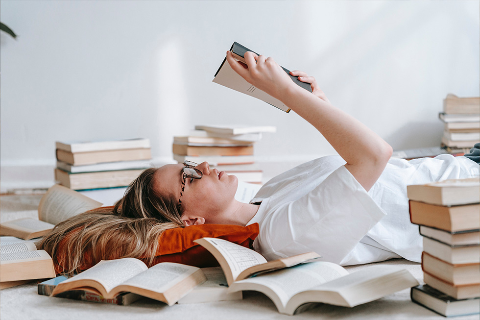 Vrouw leest een boek als vorm van ontspanning